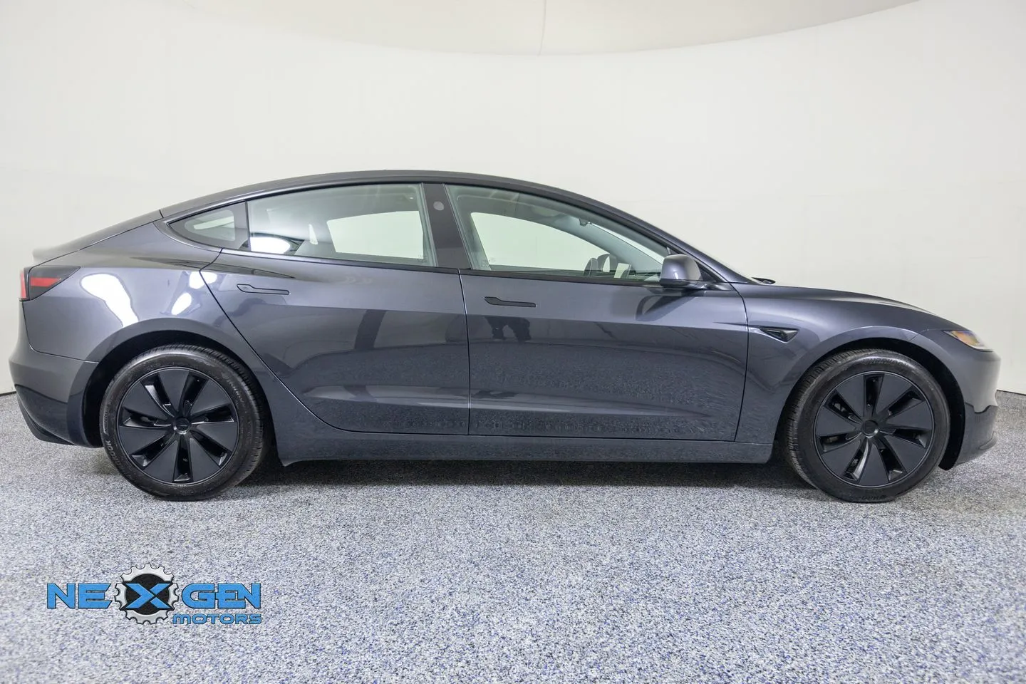 Tesla Model 3 photo 8