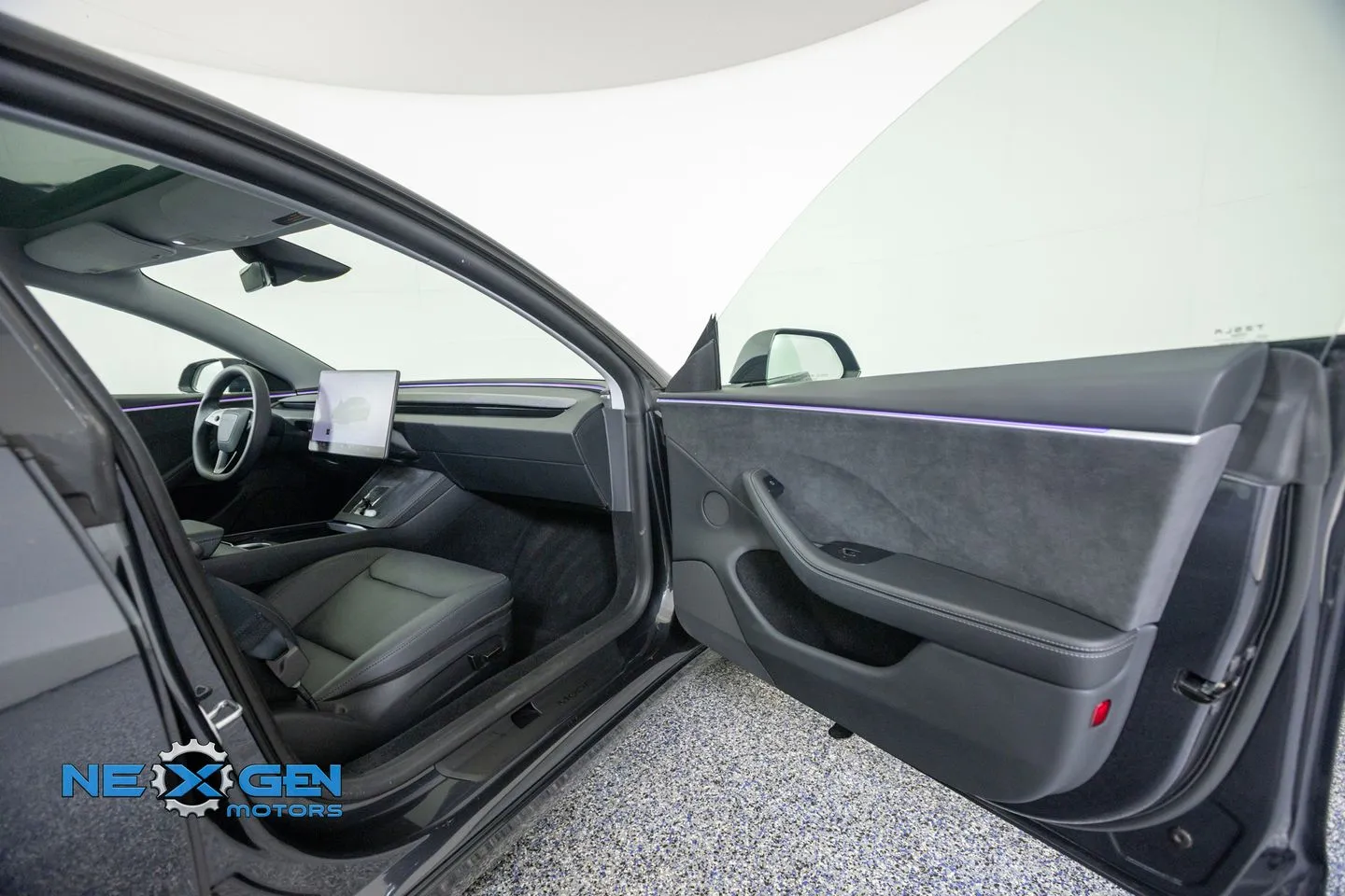 Tesla Model 3 photo 36