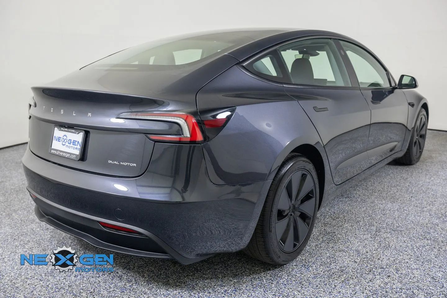 Tesla Model 3 photo 7