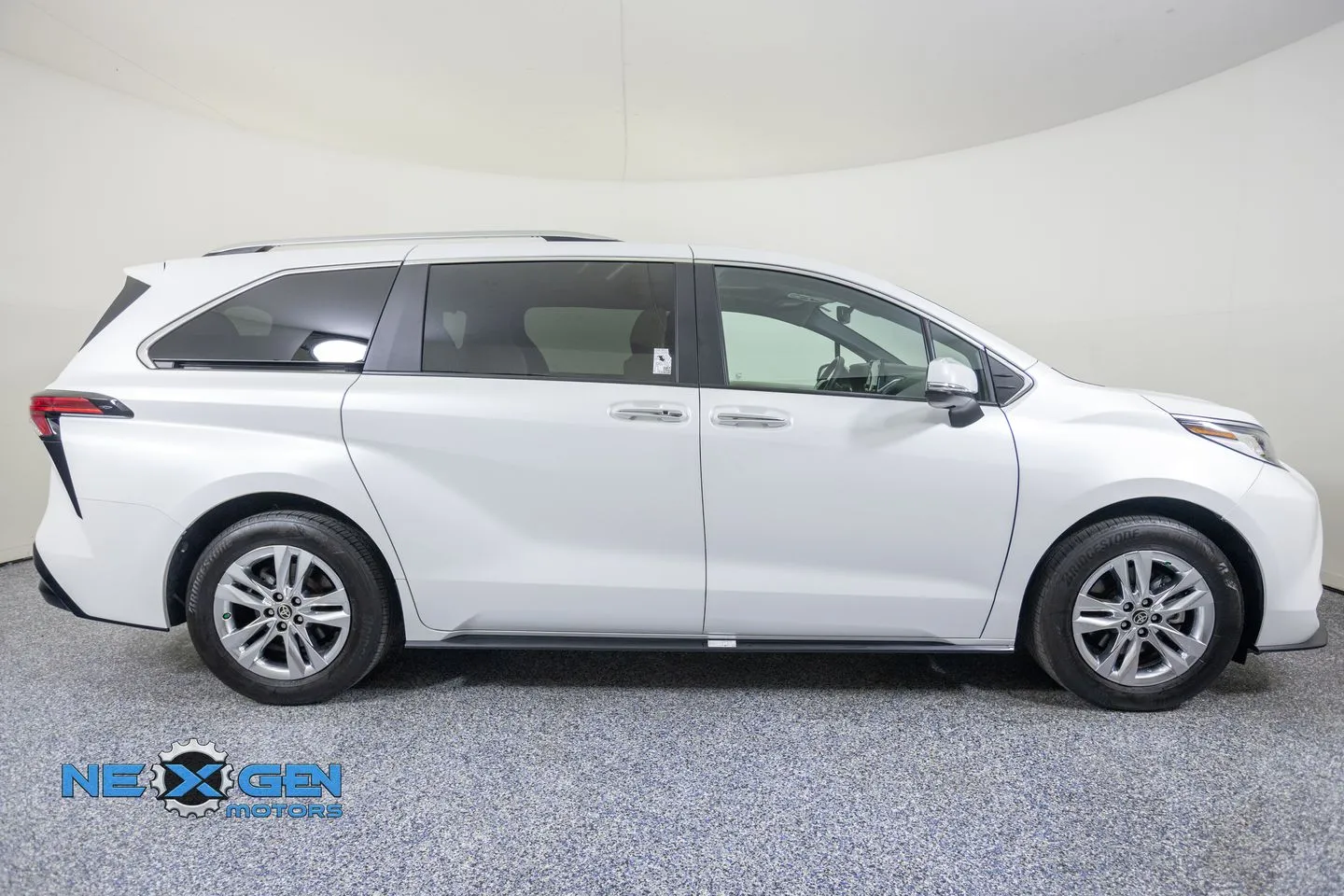 Toyota Sienna photo 9