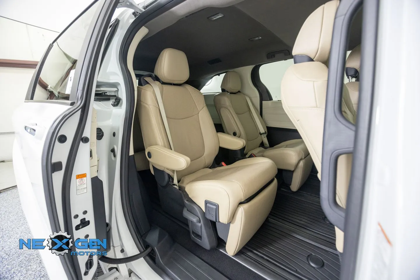 Toyota Sienna photo 35