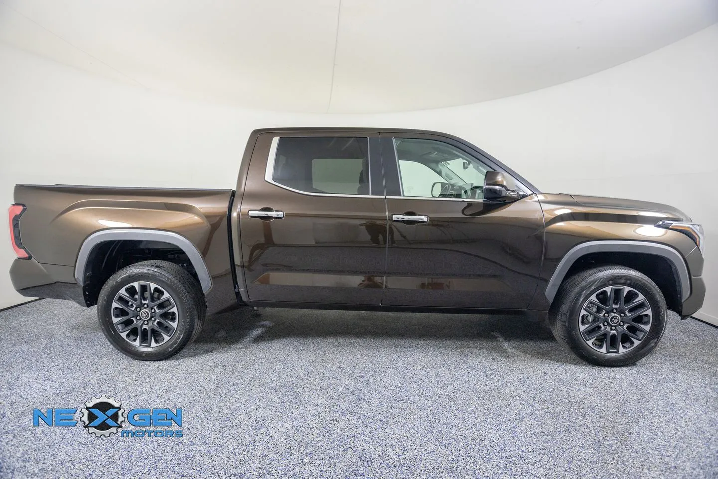 Toyota Tundra photo 9
