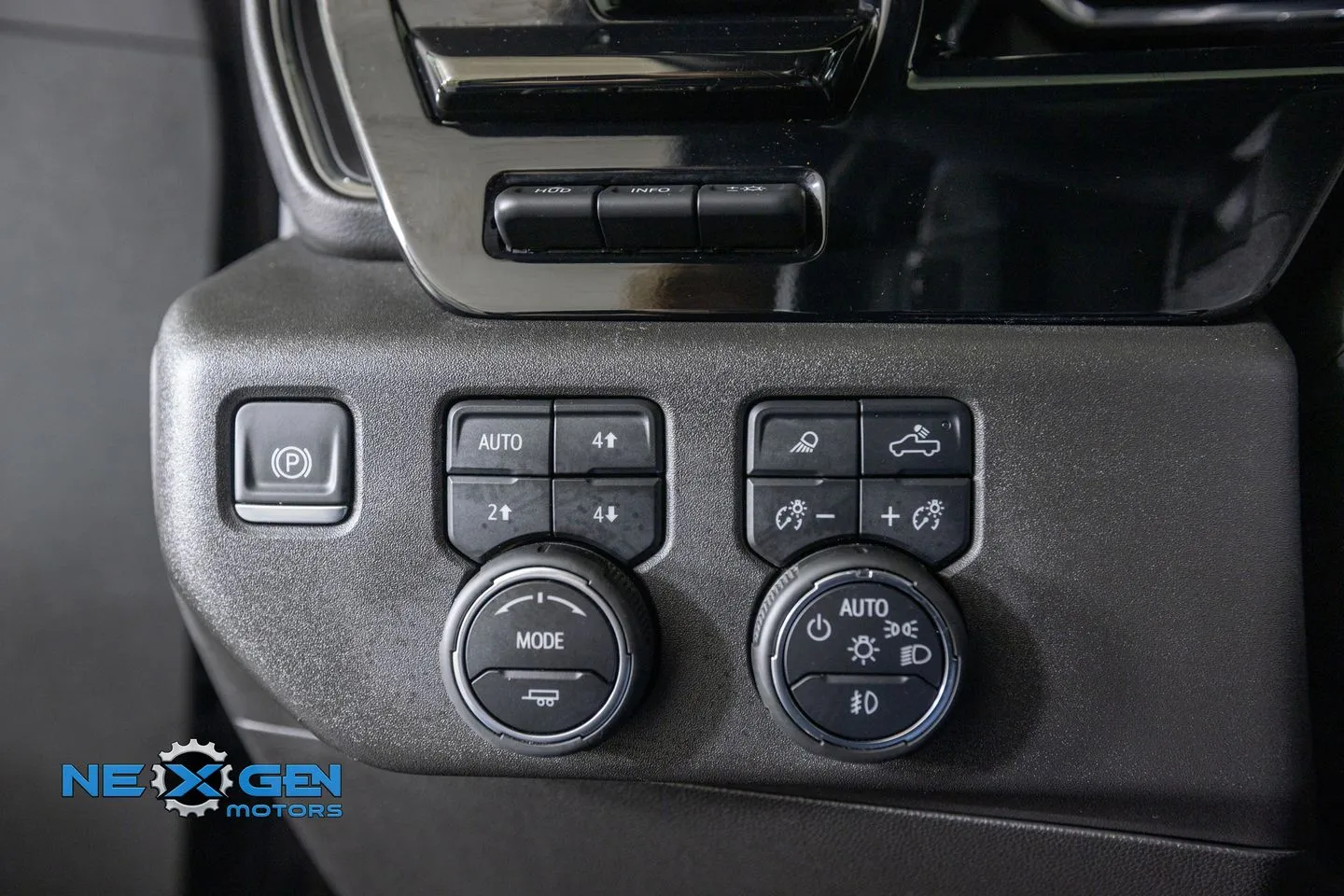 Chevrolet Silverado photo 14
