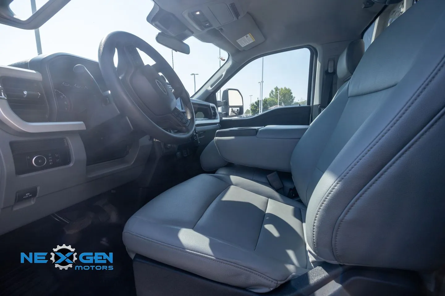 Ford F350SD photo 11
