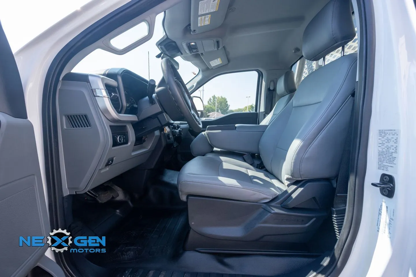 Ford F350SD photo 12