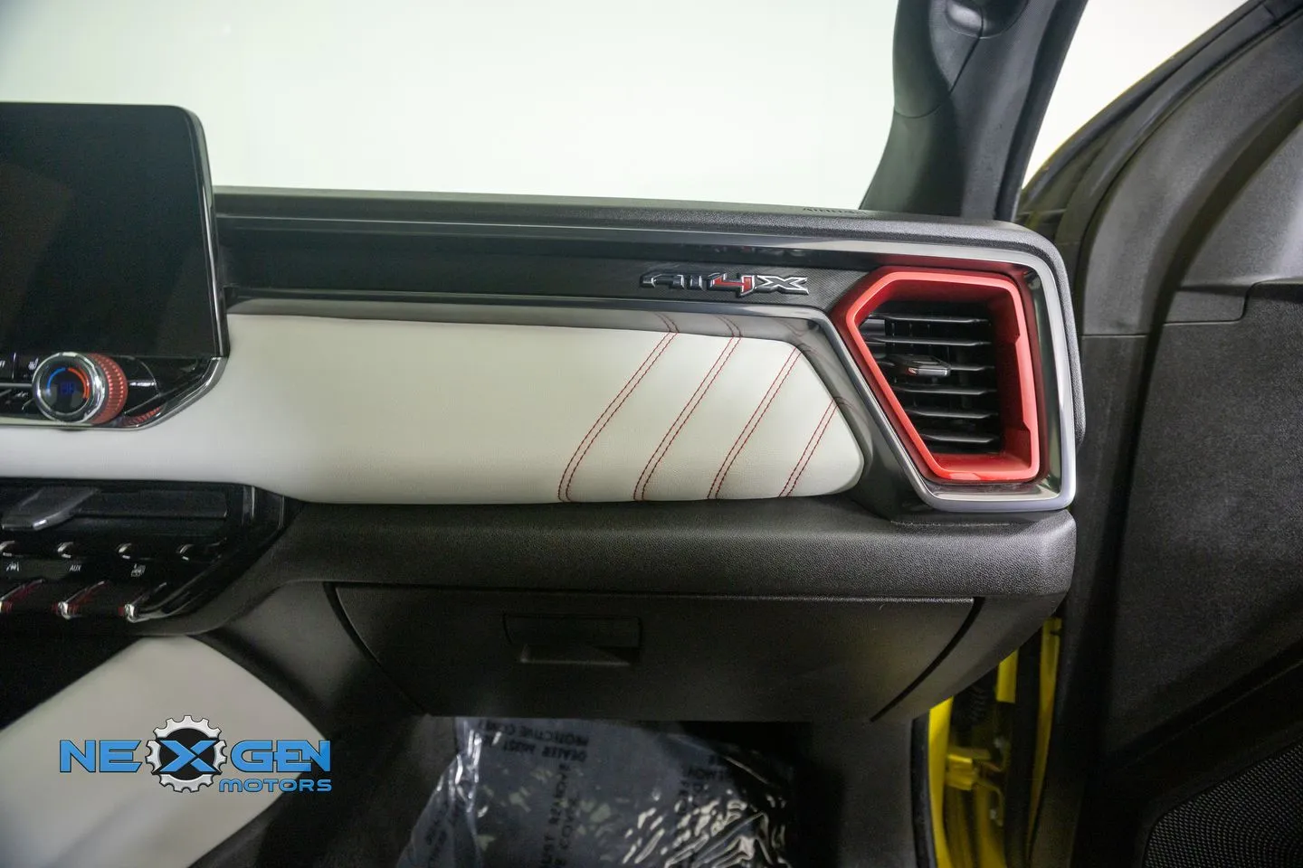 GMC Canyon photo 8
