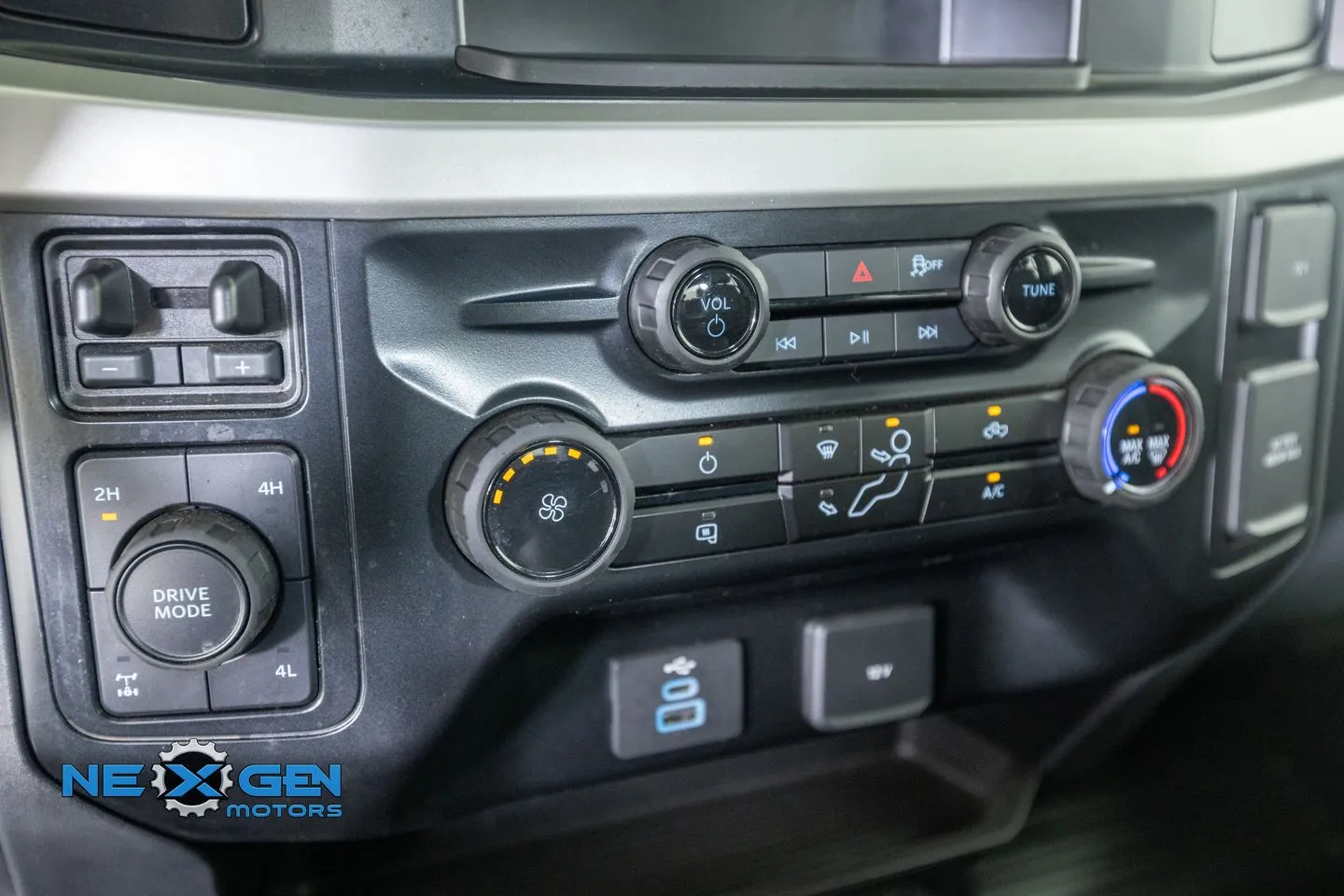 Ford F-250SD photo 24