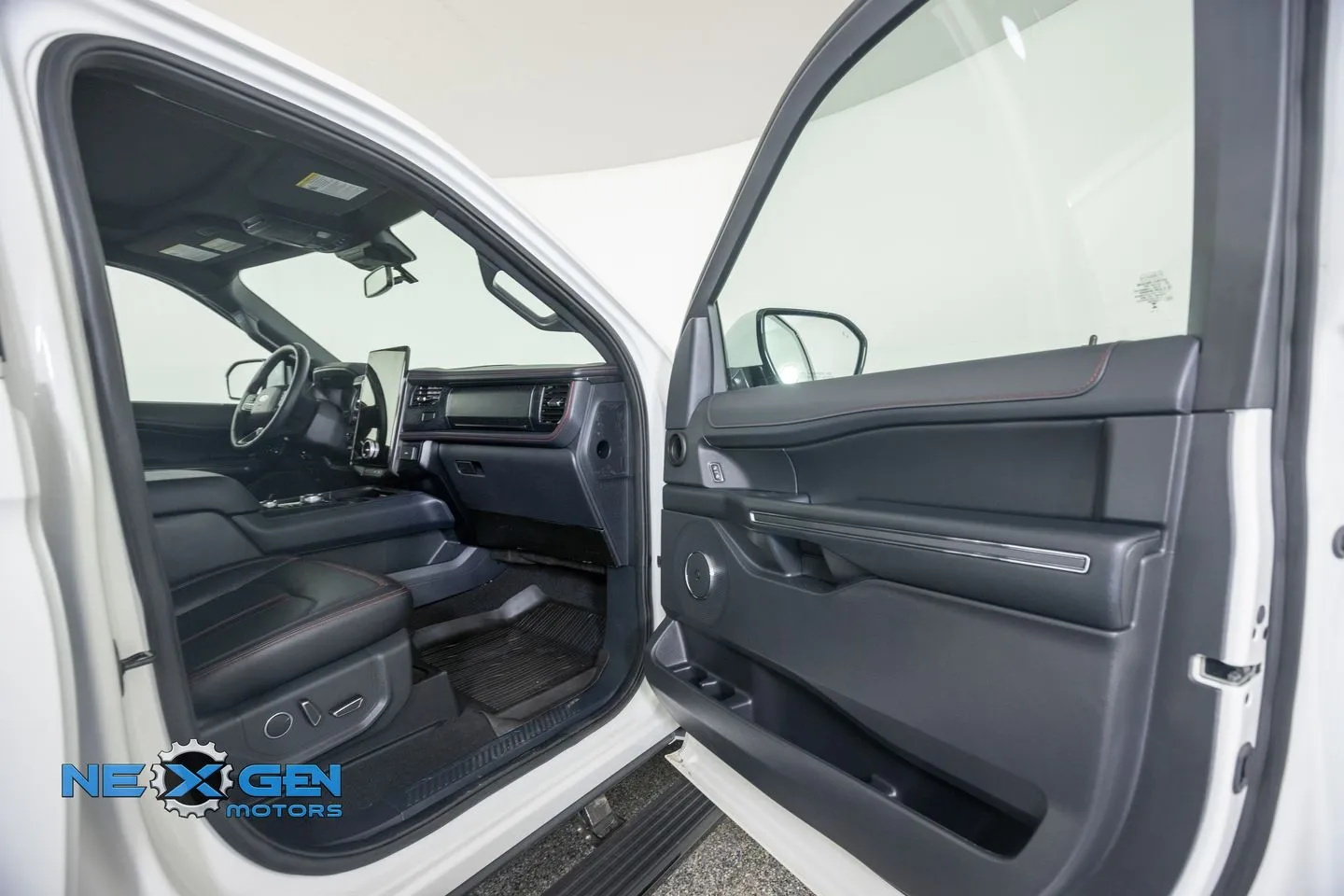 Ford Expedition MAX photo 6