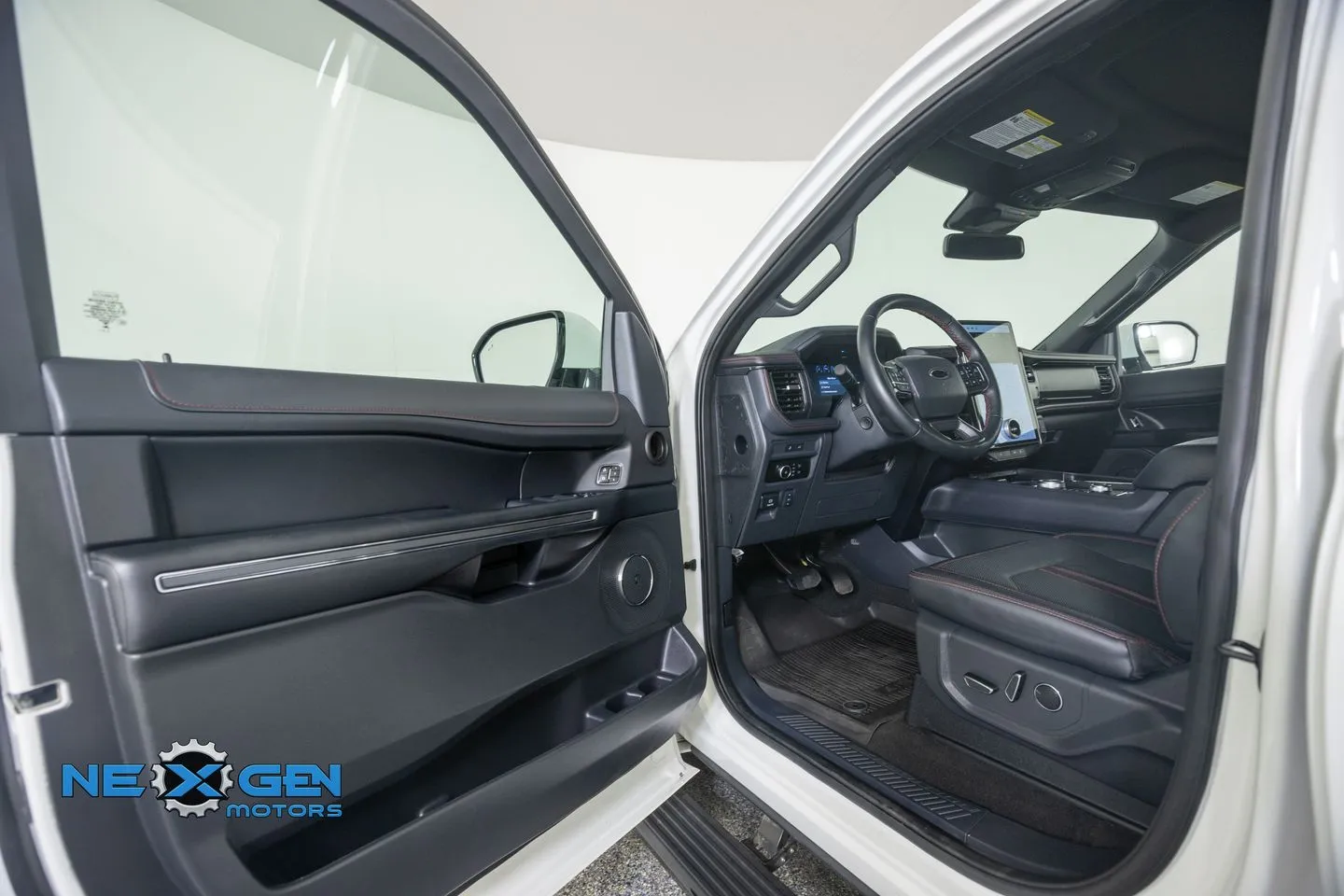 Ford Expedition MAX photo 12