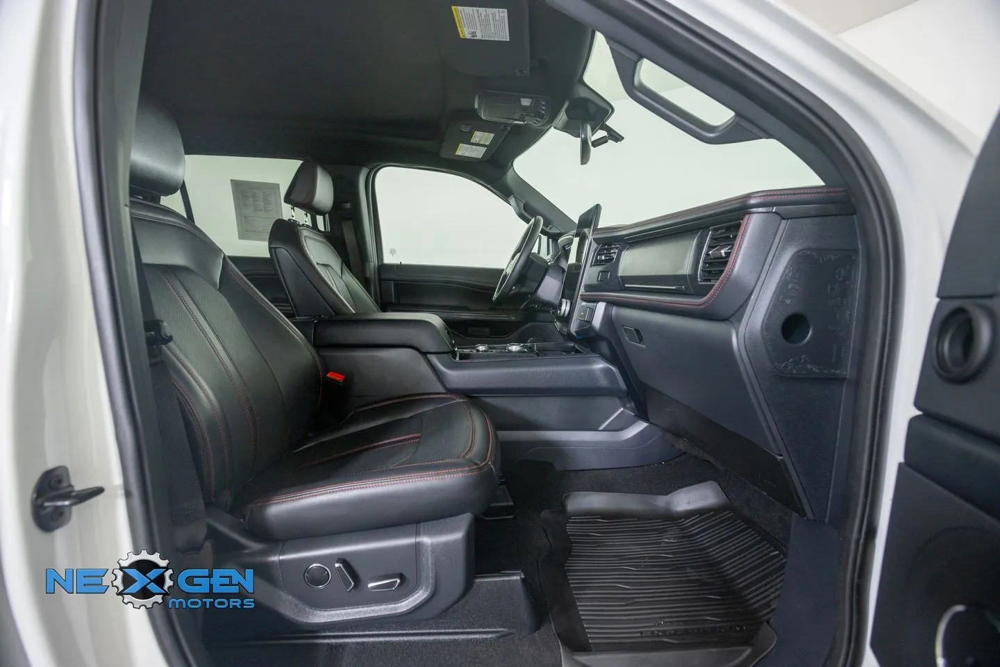 Ford Expedition MAX photo 8