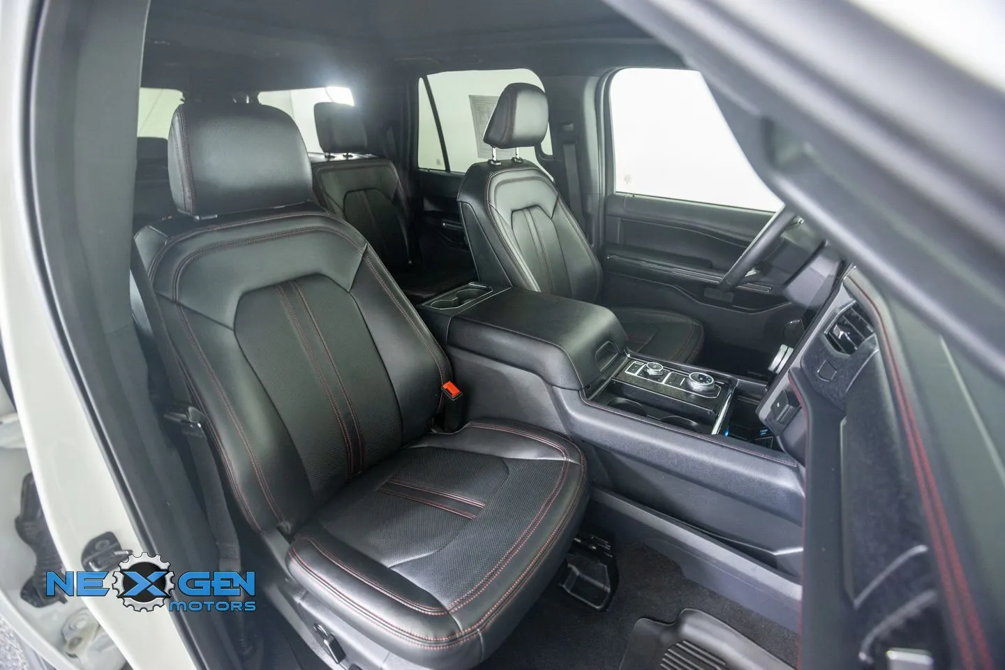 Ford Expedition MAX photo 10