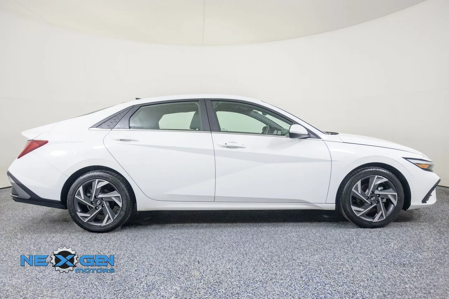 Hyundai Elantra photo 9