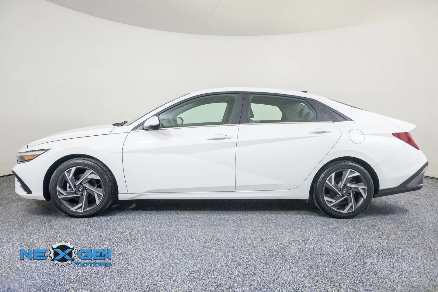 Hyundai Elantra photo 5