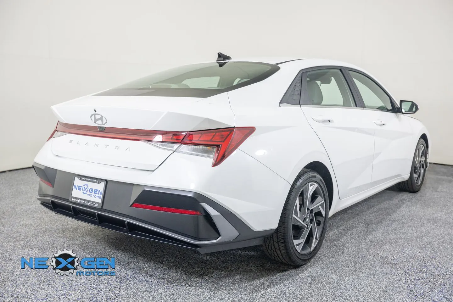 Hyundai Elantra photo 8