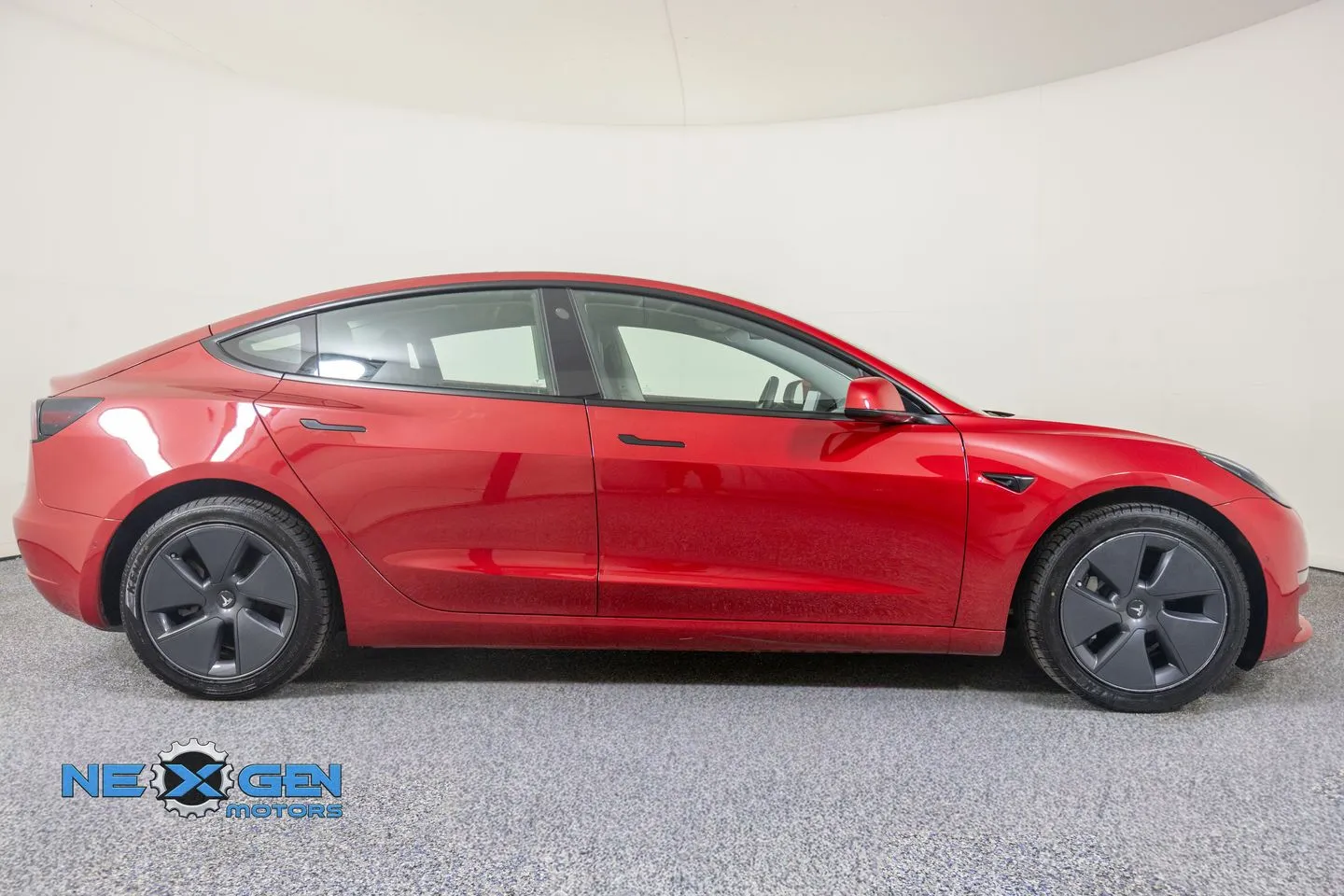 Tesla Model 3 photo 37
