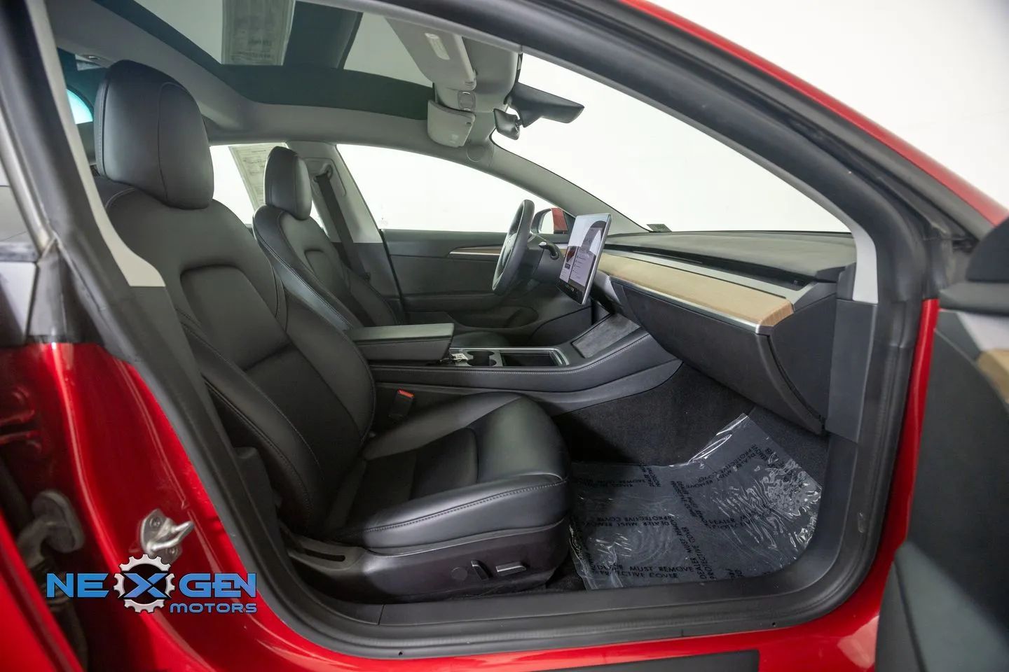 Tesla Model 3 photo 8