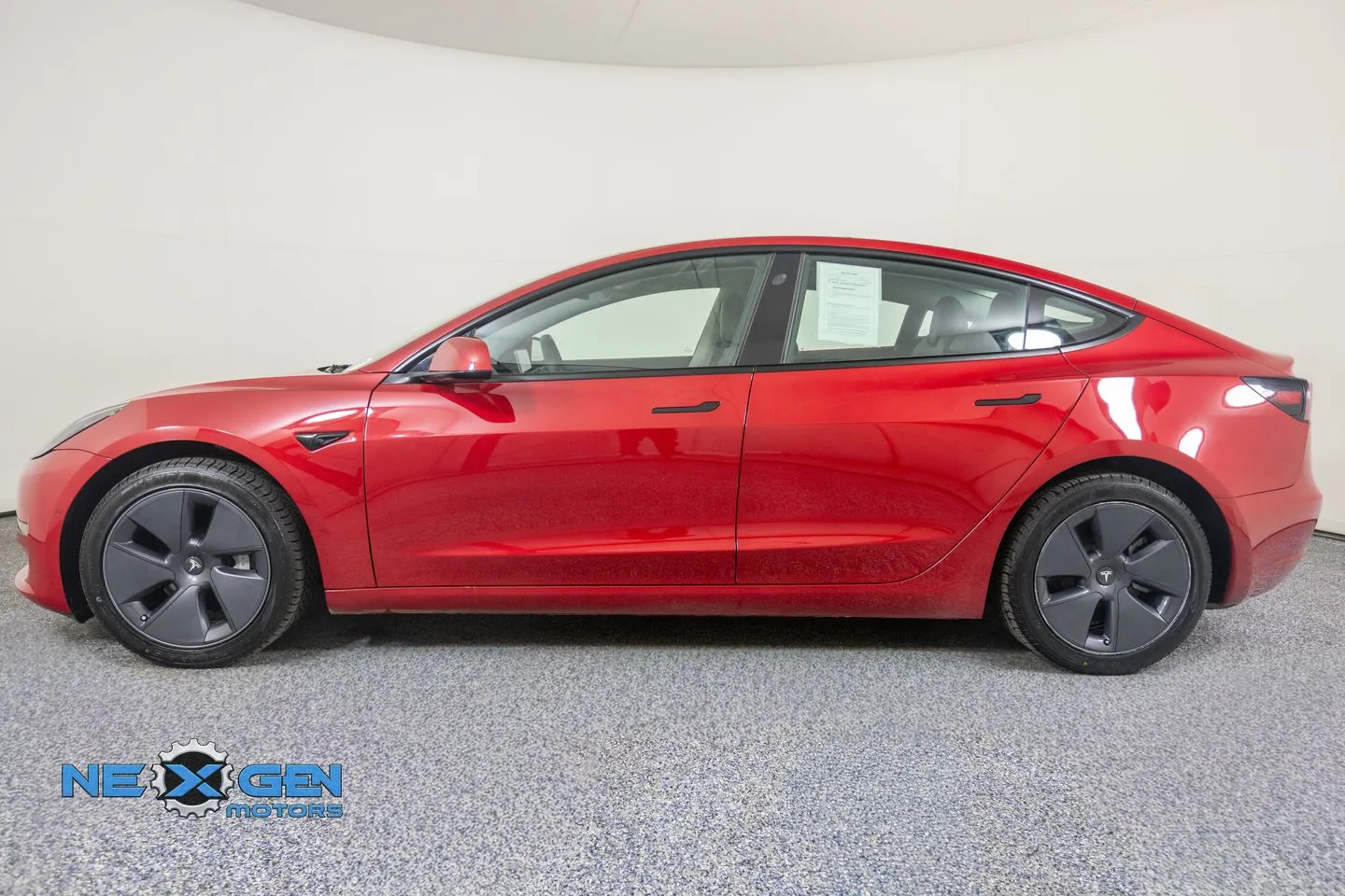 Tesla Model 3 photo 27