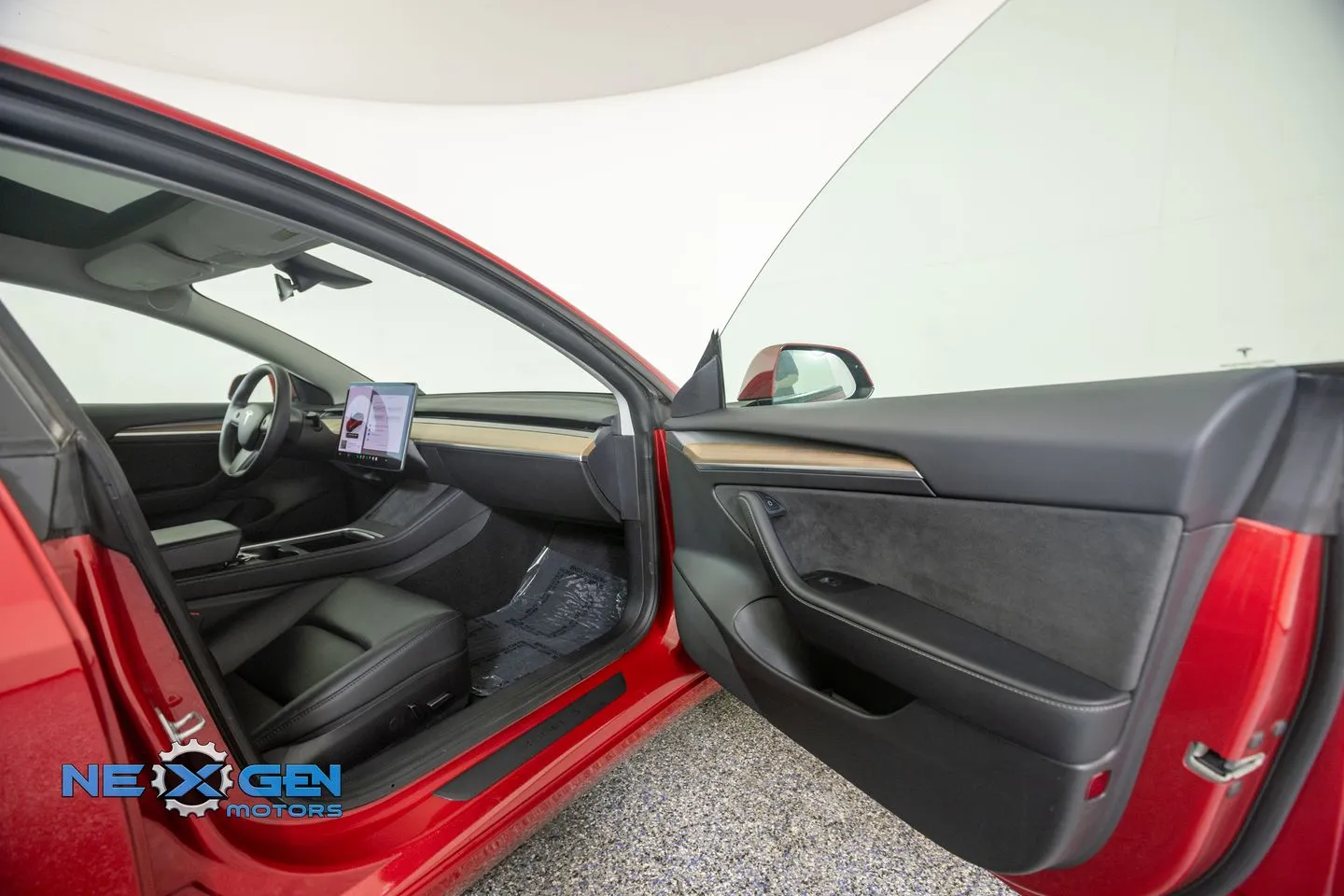 Tesla Model 3 photo 6