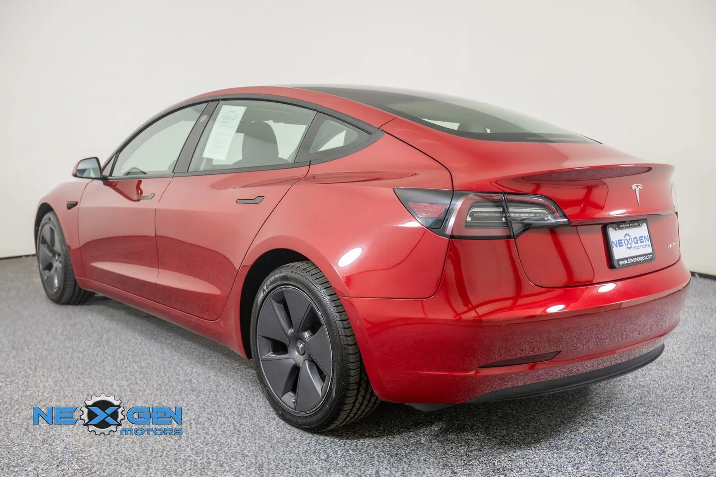 Tesla Model 3 photo 28
