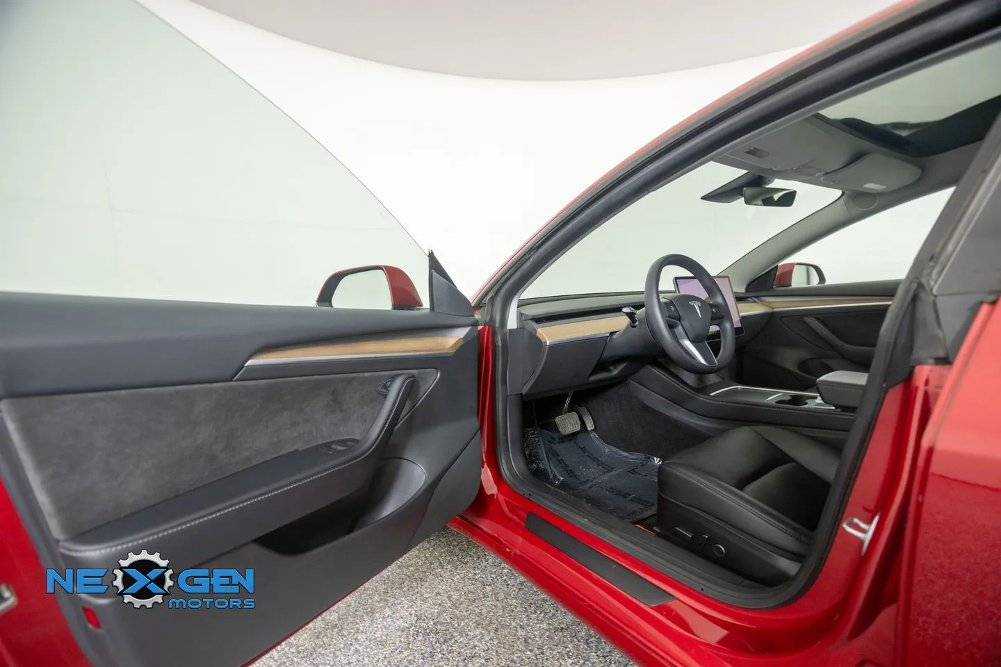 Tesla Model 3 photo 12
