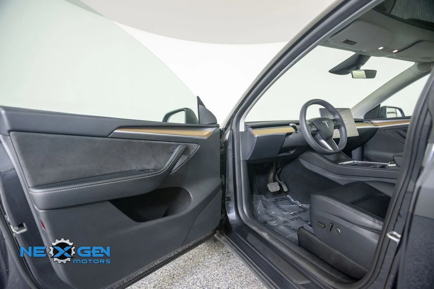 Tesla Model Y photo 10