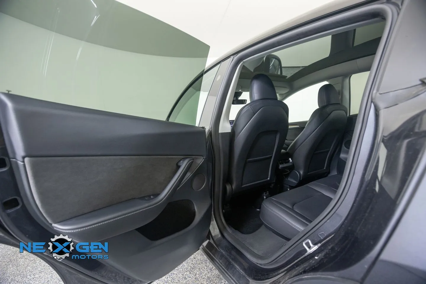 Tesla Model Y photo 25