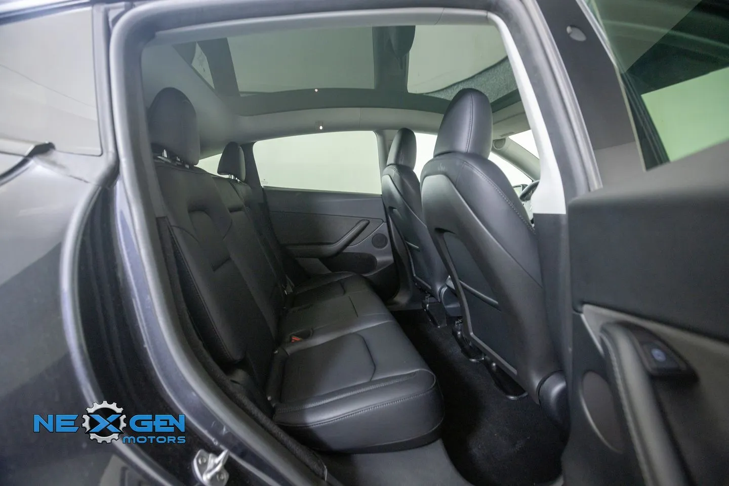 Tesla Model Y photo 35