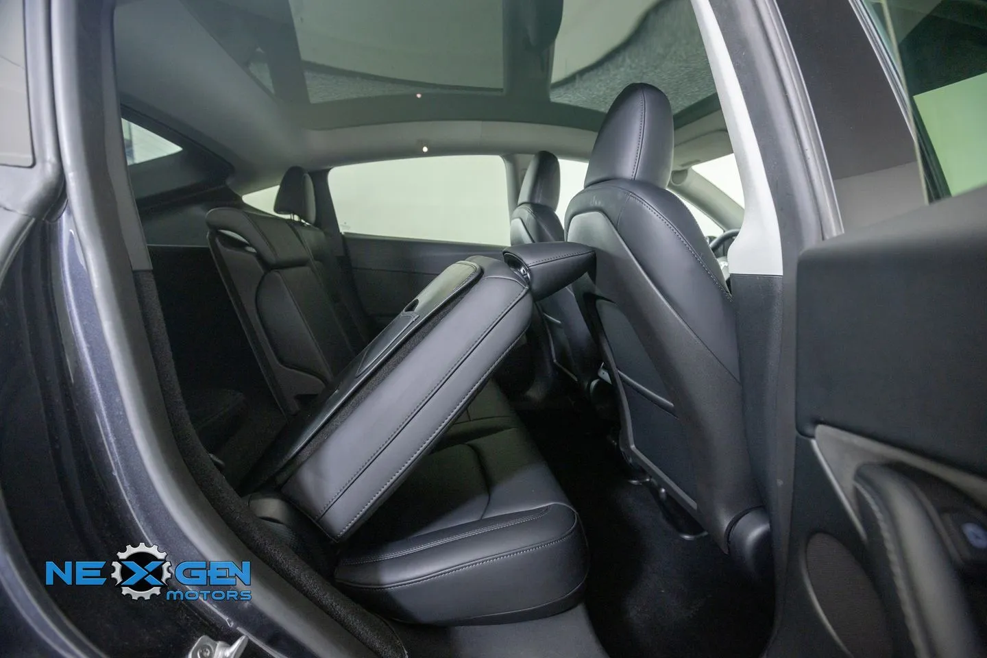 Tesla Model Y photo 36