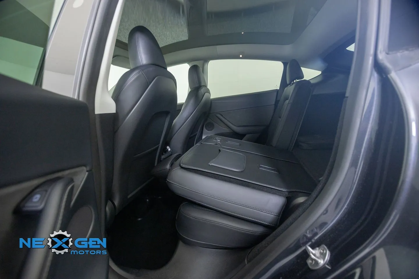 Tesla Model Y photo 28
