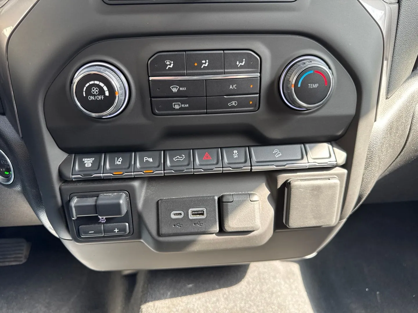 Chevrolet Silverado photo 26