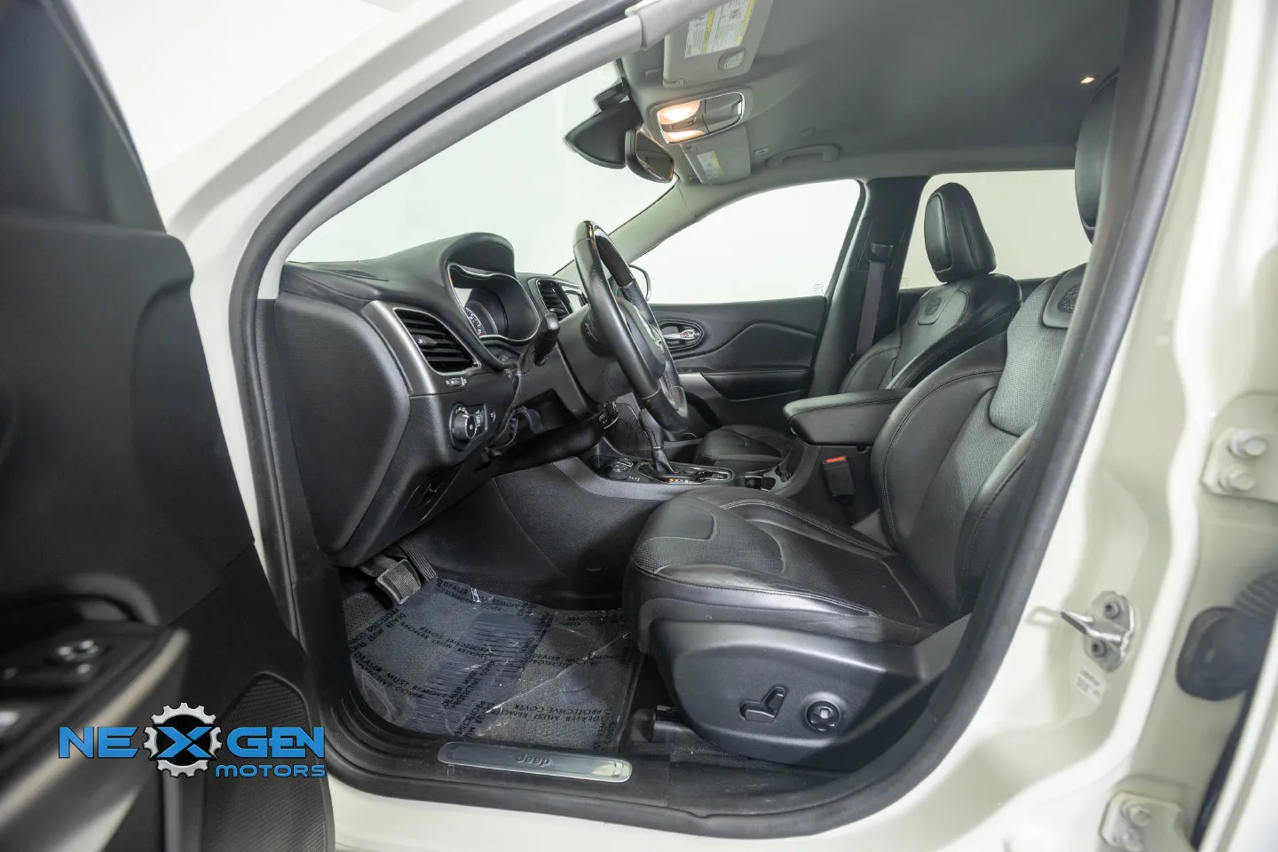 Jeep Cherokee photo 14