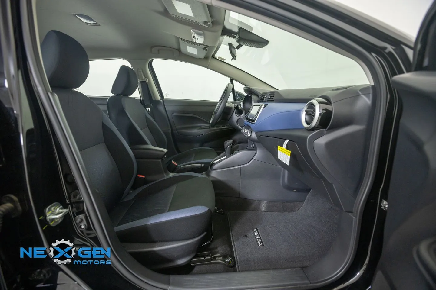 Nissan Versa photo 8