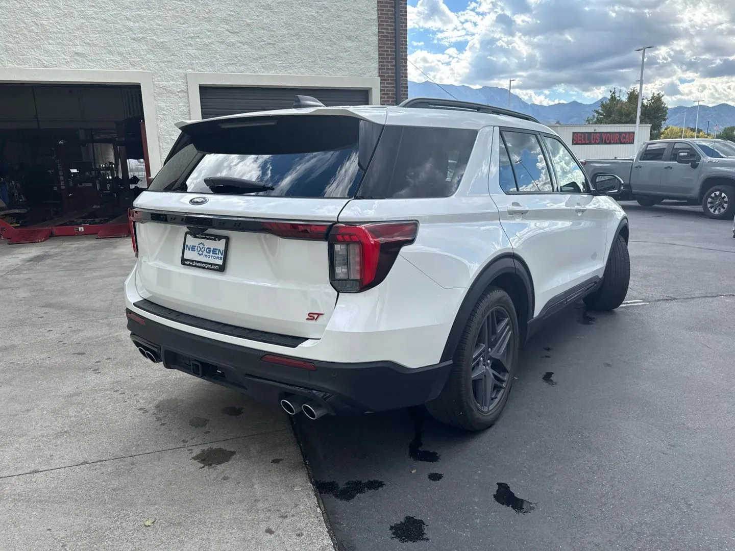 Ford Explorer photo 8