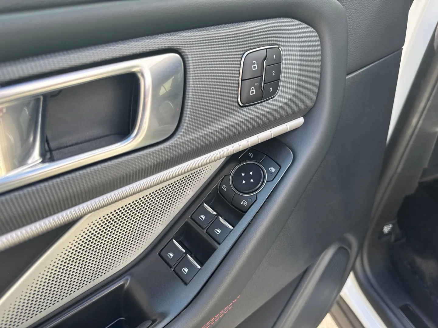 Ford Explorer photo 21