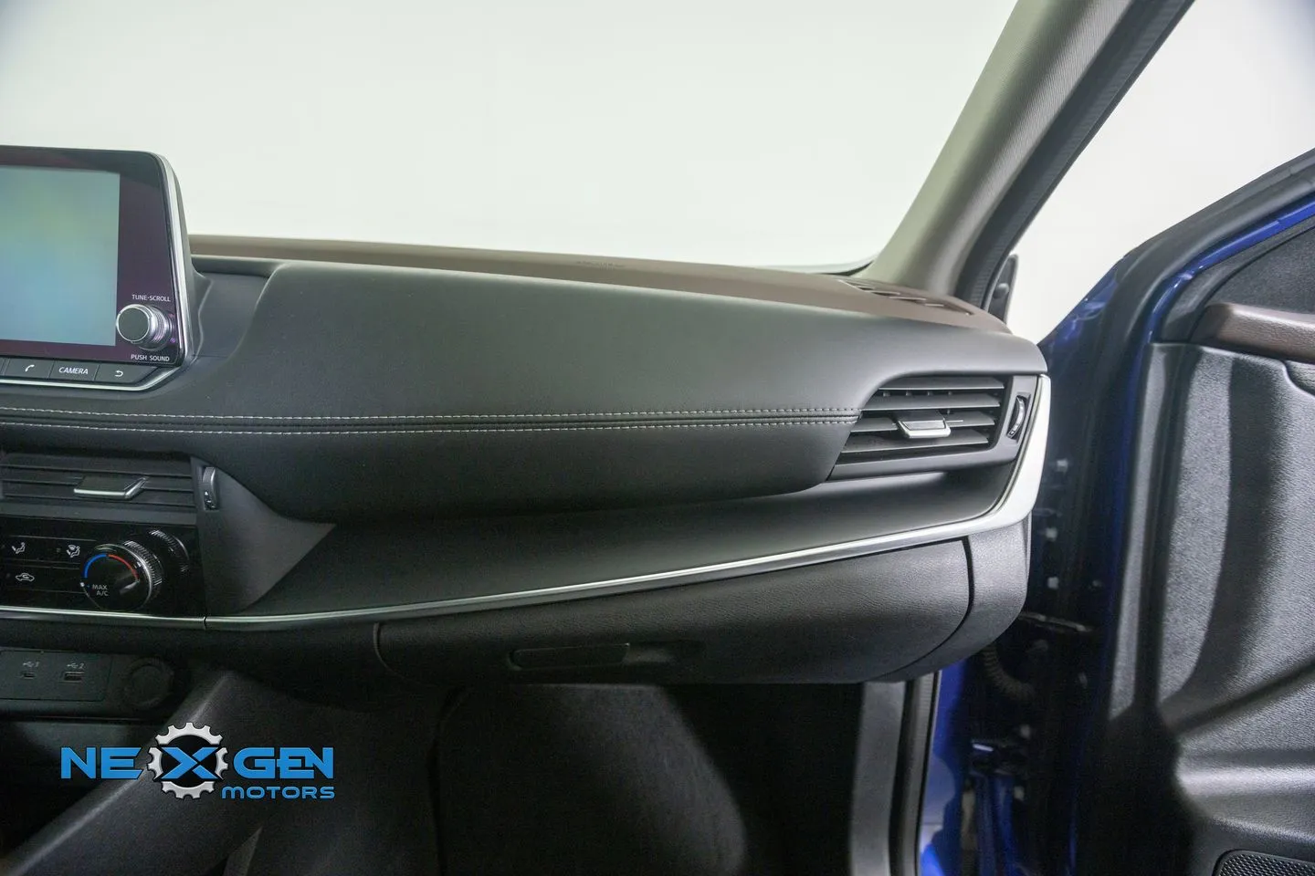 Nissan Rogue photo 8