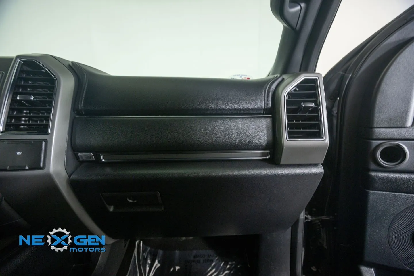 Ford Expedition MAX photo 8