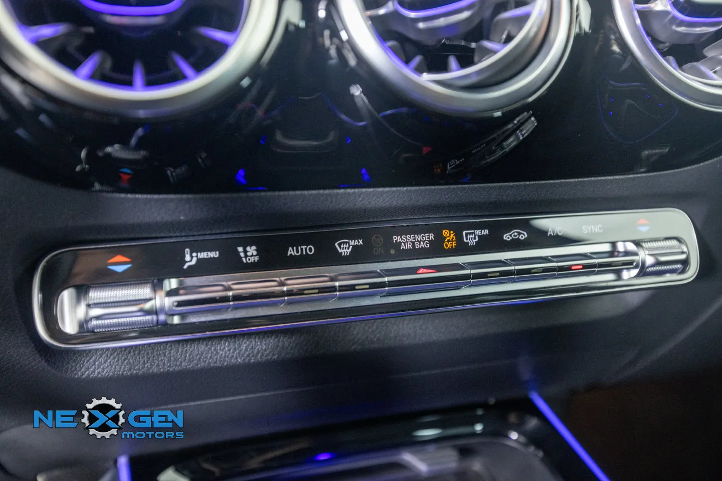 Mercedes-Benz GLA photo 23
