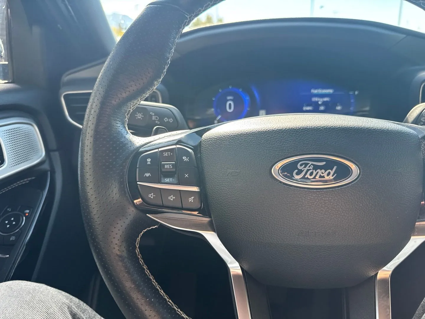 Ford Explorer photo 24