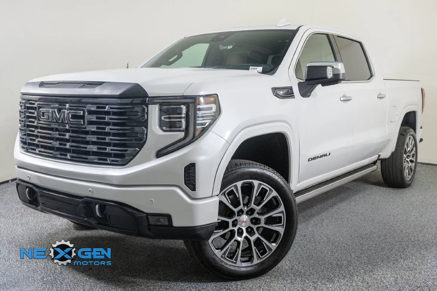 GMC Sierra photo 10