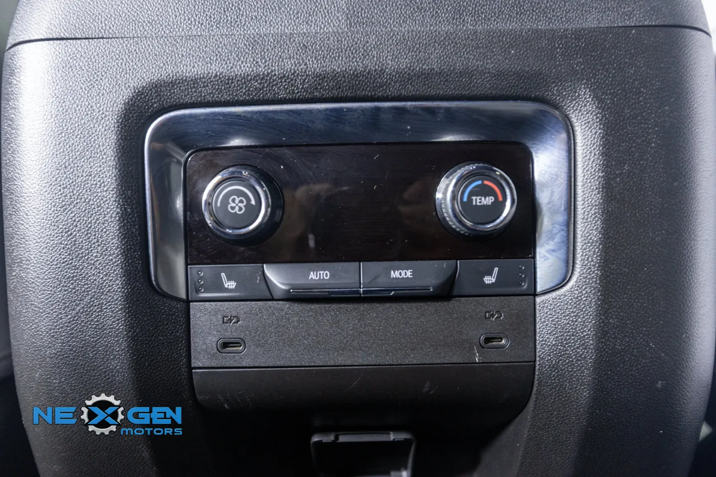 Chevrolet Suburban photo 33