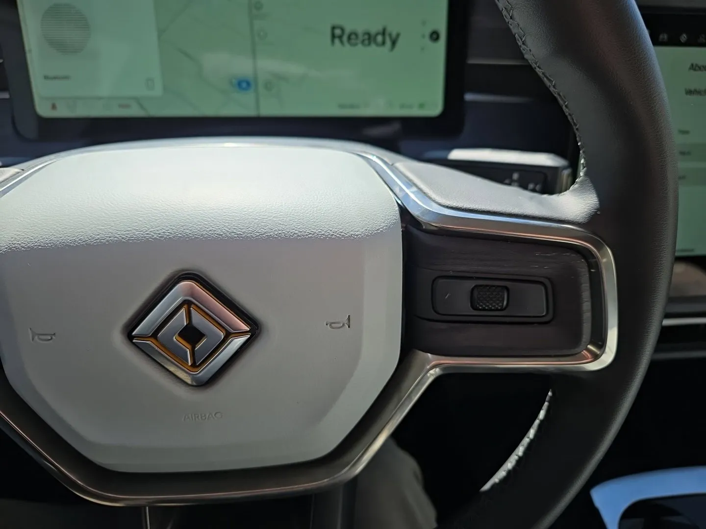 Rivian R1S photo 11
