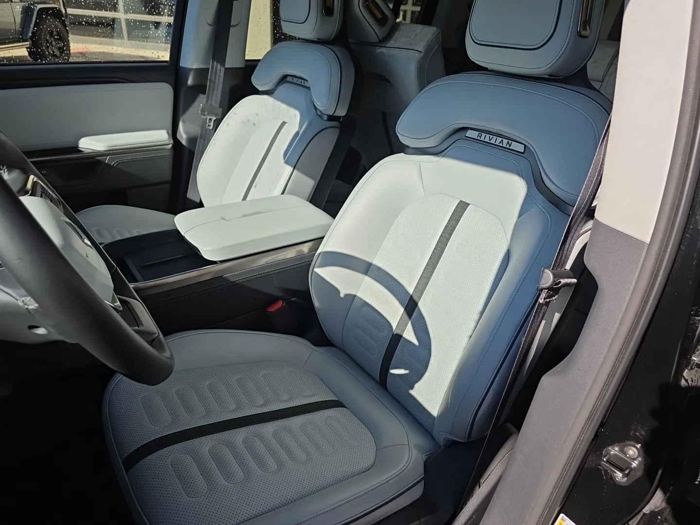 Rivian R1S photo 7