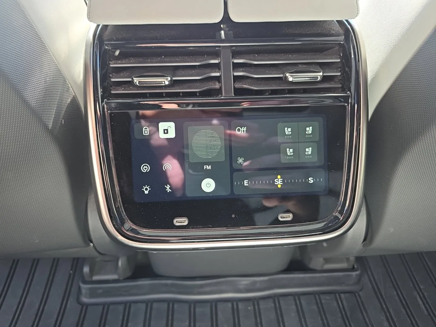 Rivian R1S photo 22