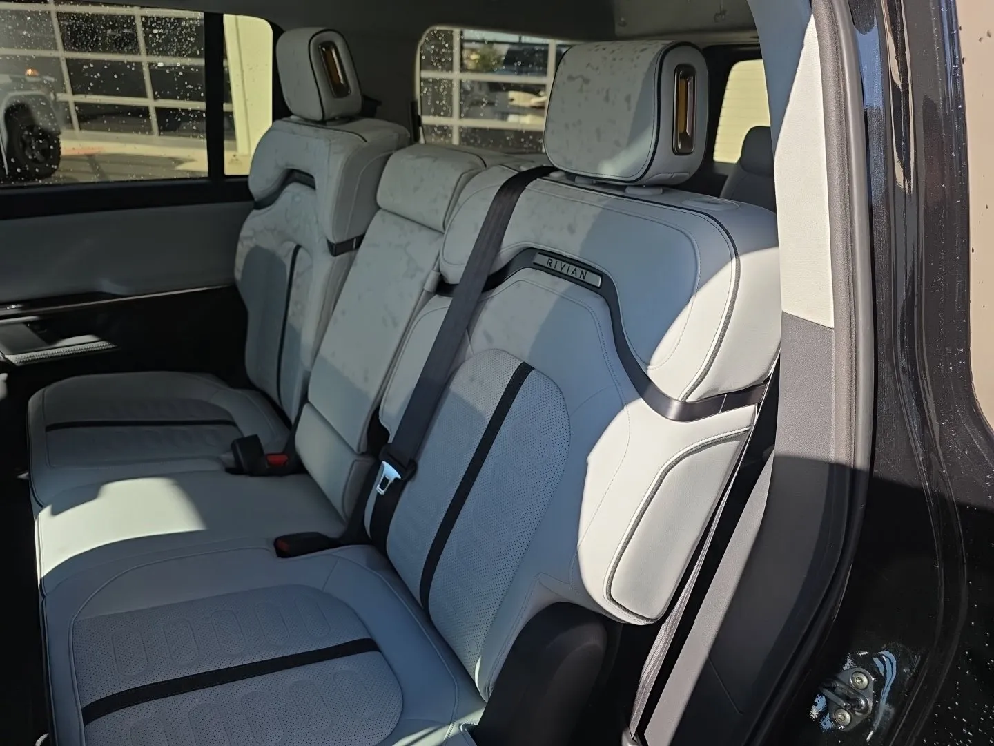 Rivian R1S photo 19
