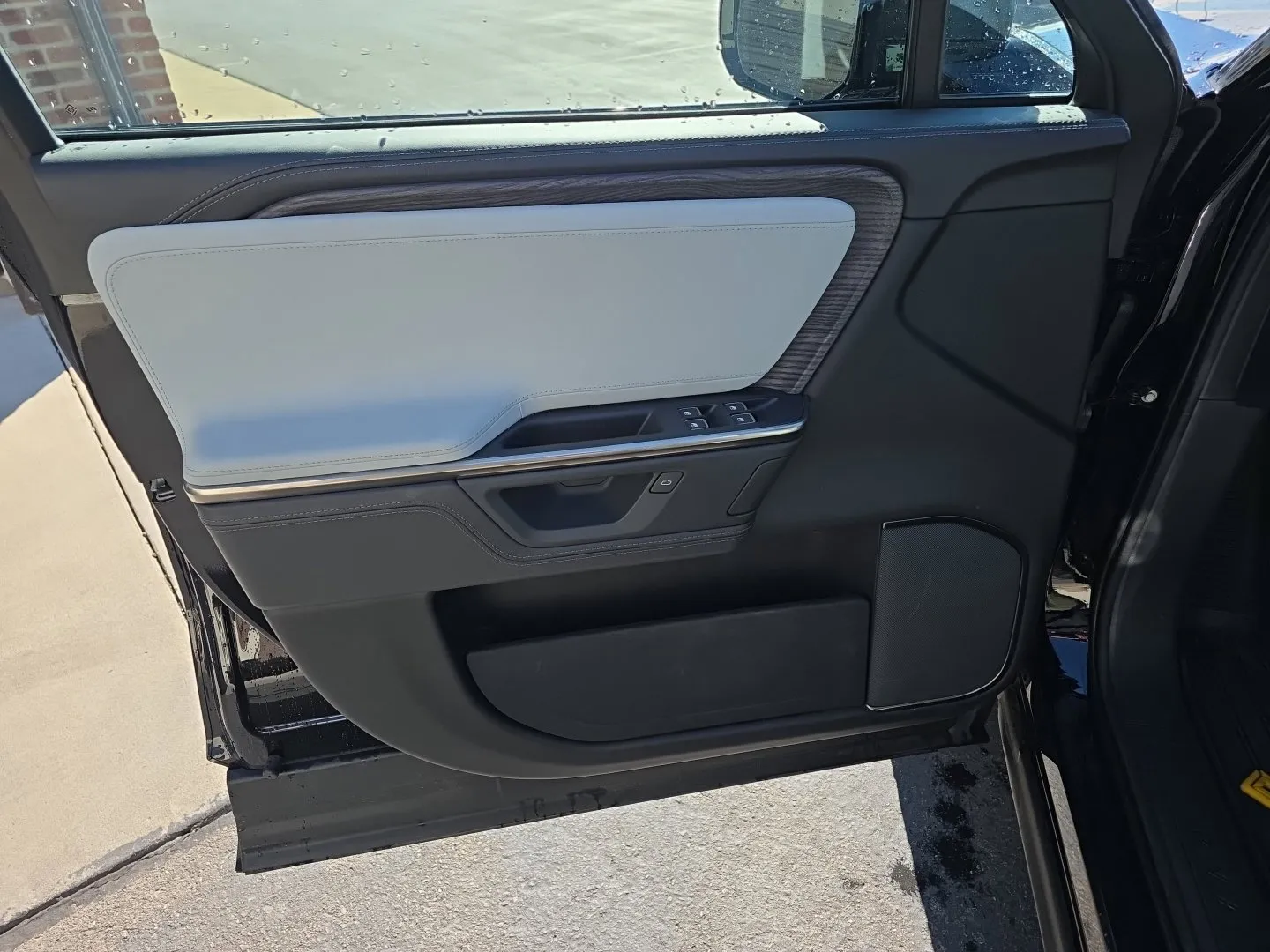 Rivian R1S photo 17