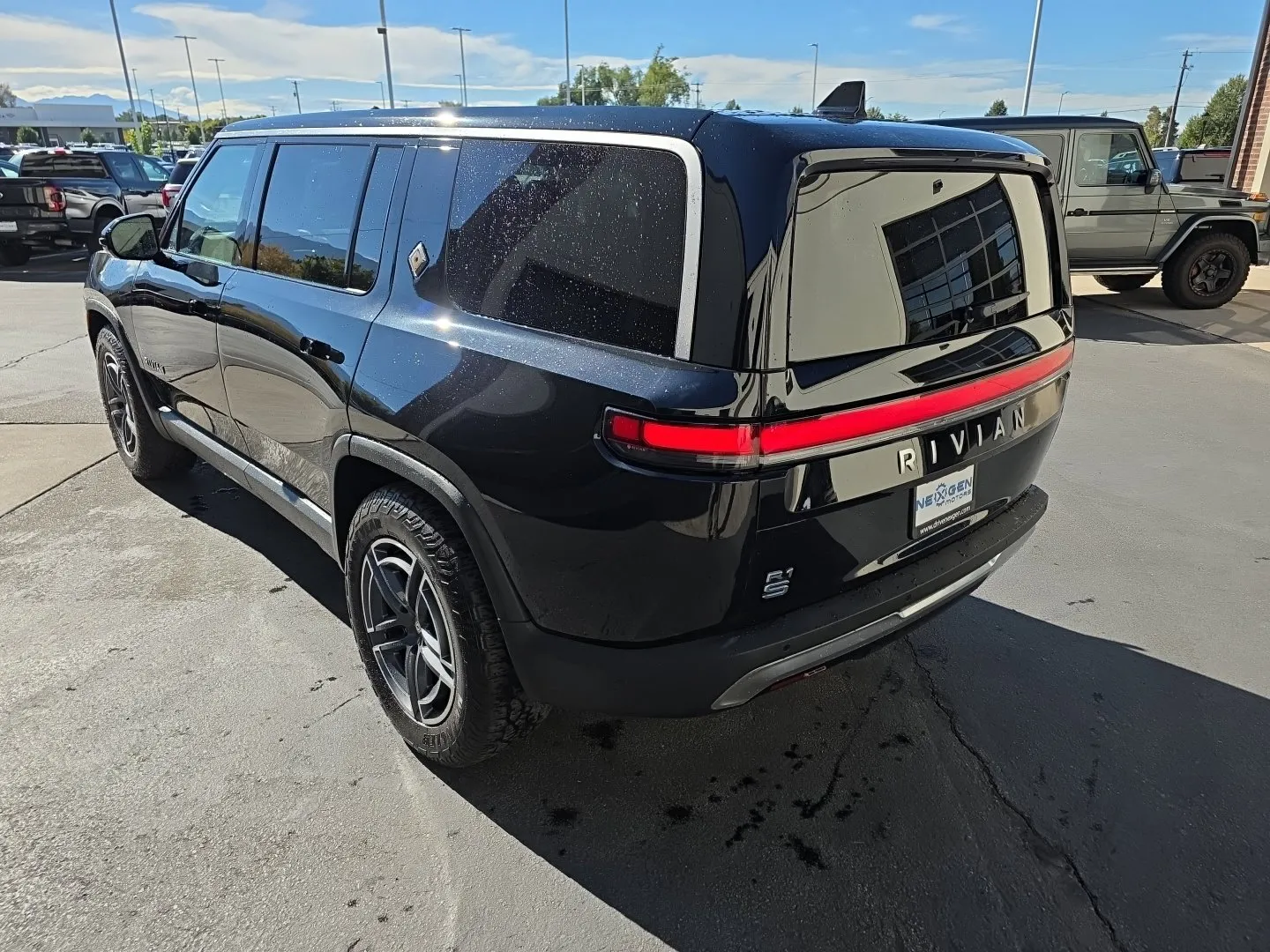 Rivian R1S photo 25
