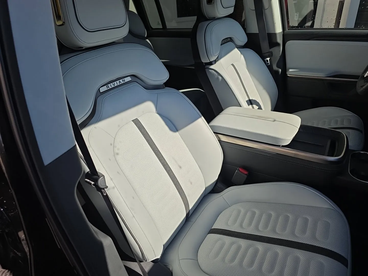 Rivian R1S photo 35