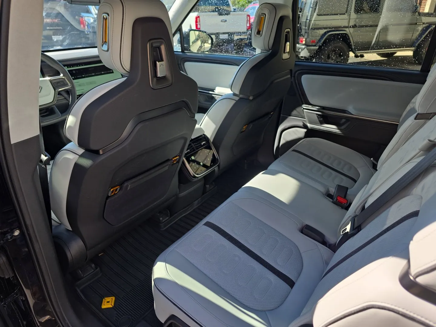 Rivian R1S photo 18
