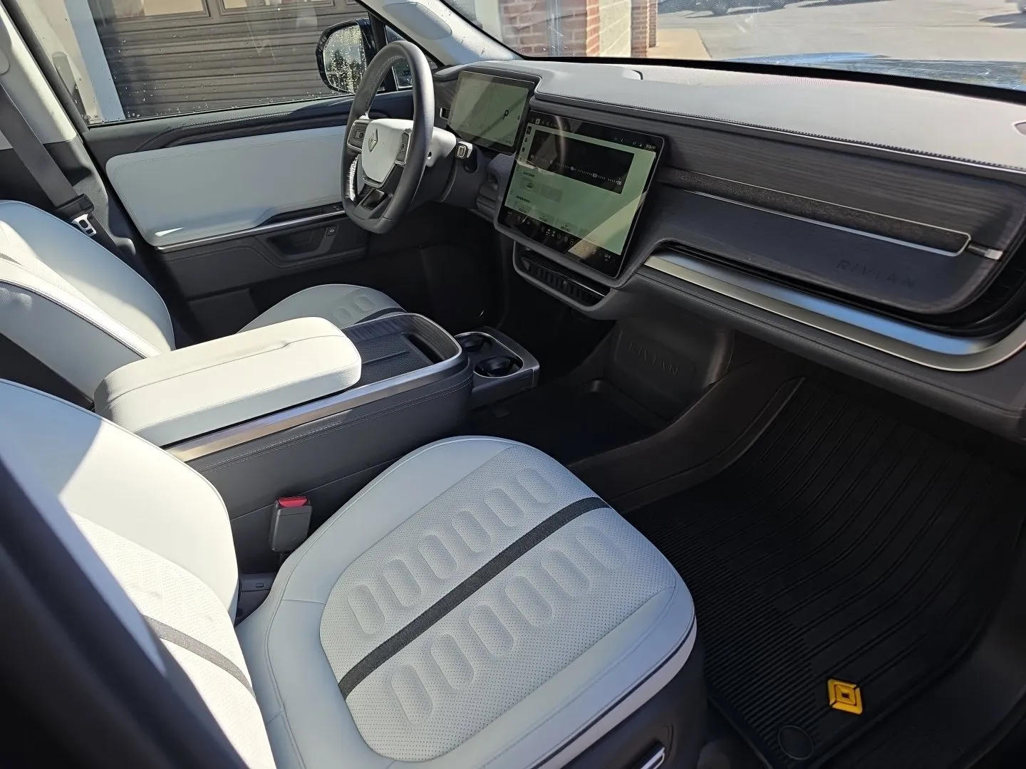 Rivian R1S photo 34
