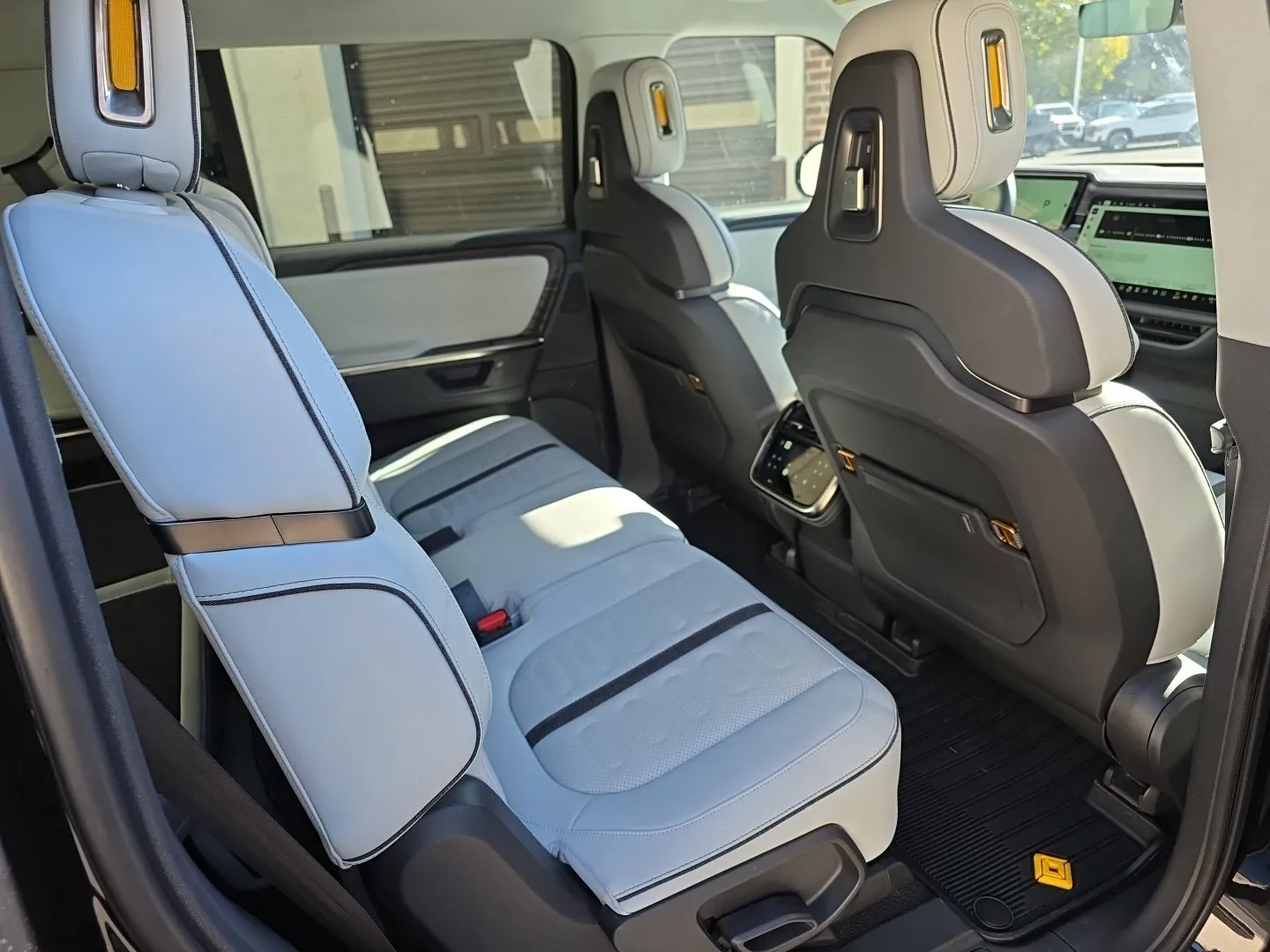 Rivian R1S photo 31